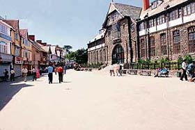 With the mercury shooting up to 22.1 C, The Mall, Shimlas busiest place, wears a deserted look on Sunday