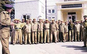 The Shimla SP gives last-minute instructions to cops for security in view of the Vidhan Sabha budget session from Tuesday