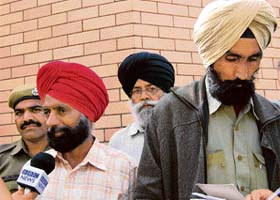 Balbir Singh (in red turban) and Balwinder Singh (right) arrive at the Attari/Wagah Joint Check-post on Tuesday to meet Kashmir Singh