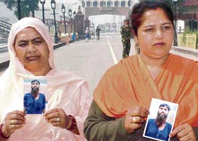 Jagir Kaur (left) and Dalbir Kaur, sisters of Kirpal Singh who is facing death sentence in a Lahore jail, reach the Indo-Pak border at Attari