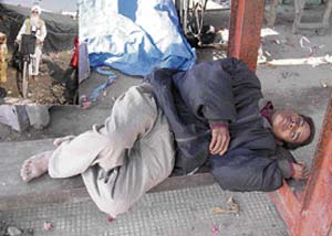 Atma Ram lying on the footpath; (Inset) Dr N.S. Mangat