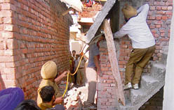 The police tries to remove the body of a labourer at Ambedkar Colony in Sector 56, Chandigarh,