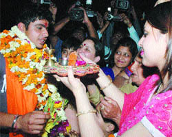 Taruvar Kohli, who was a key member of Indian squad which clinched the ICC U-19 World Cup, gets a warm reception in Jalandhar.
