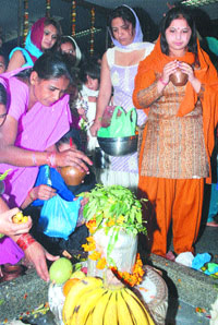 Devotees pay obeisance to Lord Shiva at a temple in Jalandhar on Thursday.