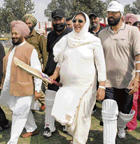 The lady in white seems to be well-rehearsed too (For a cricket duel with the Akalis or...).