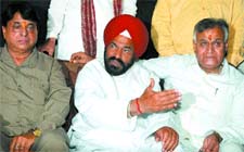 Former PPCC chief Shamsher Singh Dullo addresses mediapersons in Jalandhar on Friday