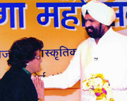 Mayor Aarti Mehra greets Sant Rajinder Singh Ji Maharaj, president of World Council of Religions at Sadhana Gyan-Ganga Festival in the Capital on Saturday.