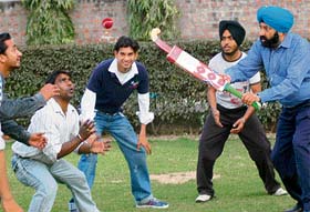 Chandigarhs resident comic Jaspal Bhatti has offered help  Cric-hockey  to revive the game
