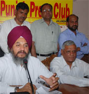 Punjab BSP chief Avtar Singh Karimpuri addresses mediapersons in Jalandhar.