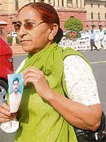 Sarabjits sister Dalbir Kaur on her way to meet national security adviser M.K. Narayanan in New Delhi