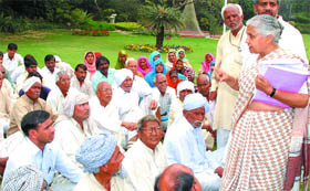 A farmers' delegation calls on Chief Minister Sheila DIkshit at her residence in the Capital on Wednesday.