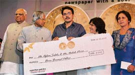 Former President A.P.J. Abdul Kalam presents the cheque as part of the inaugural K.C. Kulish International Journalism Award-2007, instituted by Rajasthan Patrika, to Hindustan Times newspaper feature editor Neelesh Misra (centre) and Pakistans daily Dawn journalist Afshan Subohi (right) in New Delhi on Wednesday.