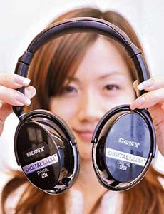 Japan's electronics giant Sony unveils the world's first digital noise cancelling headphone "MDR-NC500D"