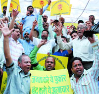 Builders under the banner of MES Builders Association of India protest aginst the defence minstry at Jantar Mantar in the Capital
