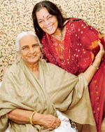 Padmabhushan Girija Devi (vocalist) and Kathak Wizard Uma Sharma smile during a press conference in Sector 35, Chandigarh