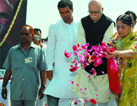 BJP leader LK Advani with wife and son of the late Sahib Singh Verma pays floral tribute at the samadhi of the former Chief Minister of Delhi on his 65th birth anniversary in the Capital on Saturday.