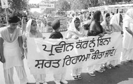 Members of the Mata Gujri Sahara Trust block traffic during a protest against the Haryana police in support of their demand that human bomb Parveen Kaur be released. Parveen was arrested by the Haryana police in Patiala on Monday.
