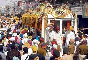 The Guru Manyo Granth Jagriti Yatra in Ludhiana on Monday.