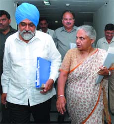 Chief Minister Sheila Dikhsit and finance minister AK Walia with deputy chairman of the Planning Commission Montek Singh Ahluwalia on way to a meeting to finalise the annual plan 2008-09 of the state in the Capital