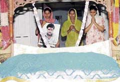 Members of Sarabjits family pay obeisance at Gurdwara Deep Singh at Bhikhiwind on Wednesday.