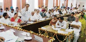 A Congress councillor raises the issue of house tax and advertisement fee at the budget meeting of MC in Ludhiana on Thursday