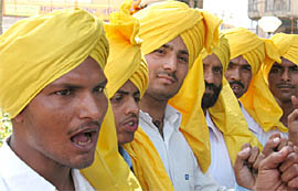 Volunteers of Sahara Jan Seva paying tributes to Bhagat Singh in Bathinda on Sunday. 