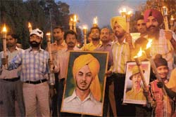 Students take out torch procession in memory of Bhagat Singh, Rajguru and Sukhdev at Panjab University on Sunday