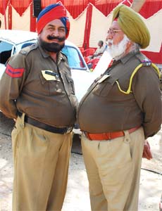 These cops seem to have missed out the special session that were organised to make the Punjab policemen slim and trim