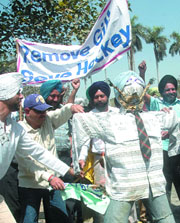 Members of the Hockey Fan Club burn an effigy of the Indian Hockey Federation president K. P. S. Gill in the Capital on Monday.