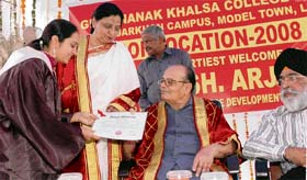 Union minister Arjun Singh awards a degree to a student at GNKCW, Ludhiana