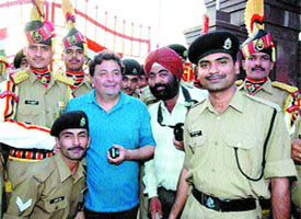 The 70s lover boy Rishi Kapoor with BSF jawans at Wagah check post.