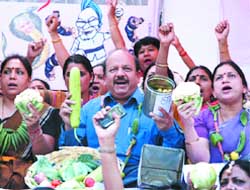 BJP Mahila Morcha workers along with Delhi Pradesh BJP president Harsh Vardhan demonstrate against the failure of the Congress government to curb the price rise of essential commodities, at Jantar Mantar in the Capital