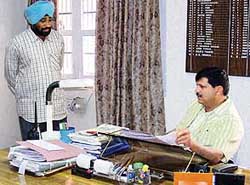 SP K.K. Indoria talks to the Punjab Police head constable Paramjeet Singh, who was arrested by the Bilaspur police along with fake currency