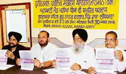 Former MLA Jagdev Singh Jassowal, along with Housefed chairman K.K. Bawa and Universal Public Service Organisation president Angad Gupta at a press conference in Ludhiana