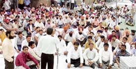 Staff of the municipal corporation stage a dharna against the arrest of two workers by the VB in Ludhiana