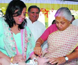 Chief Minister Sheila Dikshit administers polio drops to a child at the launch of special intensified pulse polio immunisation programme at her residence