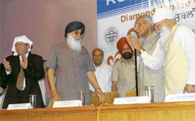 Kuldip Nayar being welcomed by Punjab Chief Minister Parkash Singh Badal, Panjab University vice-chancellor Prof R.C. Sobti and H.S. Hanspal during the first World Punjabi Conference on PU Campus on Sunday. 