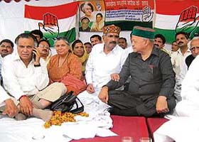 Senior Cong leader R.K. Dhawan (second from right) tries to pacify agitated Virbhadra Singh at a rally in Dari, near Dharmsala