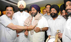 SAD president Sukhbir Singh Badal being honoured by representatives of the hotel association in Ludhiana.