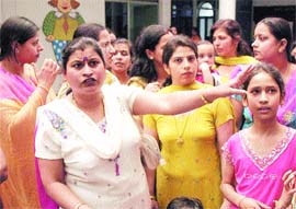 The parents of children studying in Sanskriti KMV School allege that the fee was hiked without any prior notice