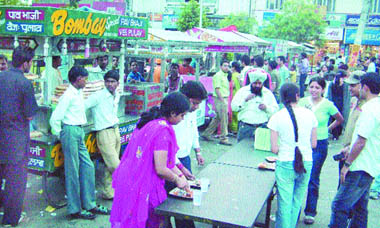 Food buffs have a gala time at the chat street. 