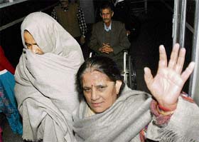 Former Congress minister Singhi Ram and his wife at the IGMC, Shimla, before his admission to the cardiac care unit