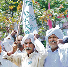 Members of the Bharatiya Kisan Union protest against the arrest of BKU leader Mahendra Singh Tikait by the Uttar Pradesh police, in Karnal on Wednesday.