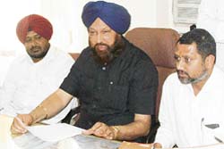 Mayor Hakam Singh Gyaspura addresses a press conference in Ludhiana