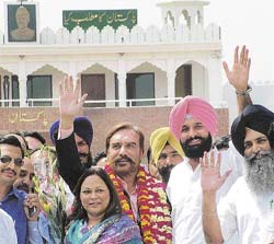UN Human Rights Council member Ansar Burney, his family and Punjab minister Bikram Singh Majithia at Attari