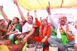 Delhi BJP president Harsh Vardhan along with party Mahila Morcha activists agitate against vegetable price hike, at Nagloi Chowk, in the Capital 