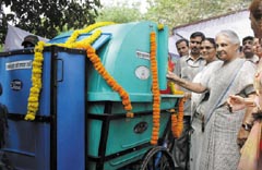 Chief Minister Sheila Dikshit inaugurates the door-to-door collection of garbage scheme at Pandara Road in the Capital on Saturday.