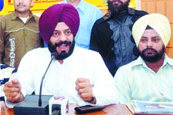 AIATF chairman Maninderjit Singh Bitta addresses mediapersons in Jalandhar