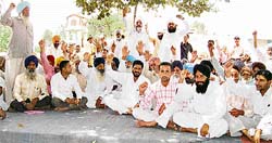 Activists of the Kisan Sangrash Committee protest against the governments move at Partapgarh village near Macchiwara