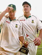 South African cricketers AB de Villiers (L) holding his Man-of-the-match trophy and captain Graeme Smith acknowledge the crowd's ovation after the awards presentation ceremony on the third day of the second Test match between India and South Africa in Ahmedabad on Saturday.